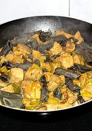 Una foto de Wok de pasta negra con atún fresco, champiñones y puerros en salsa al curry