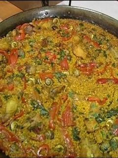 Una foto de 🇪🇸 Paella de arroz con conejo y caracoles 🇪🇸