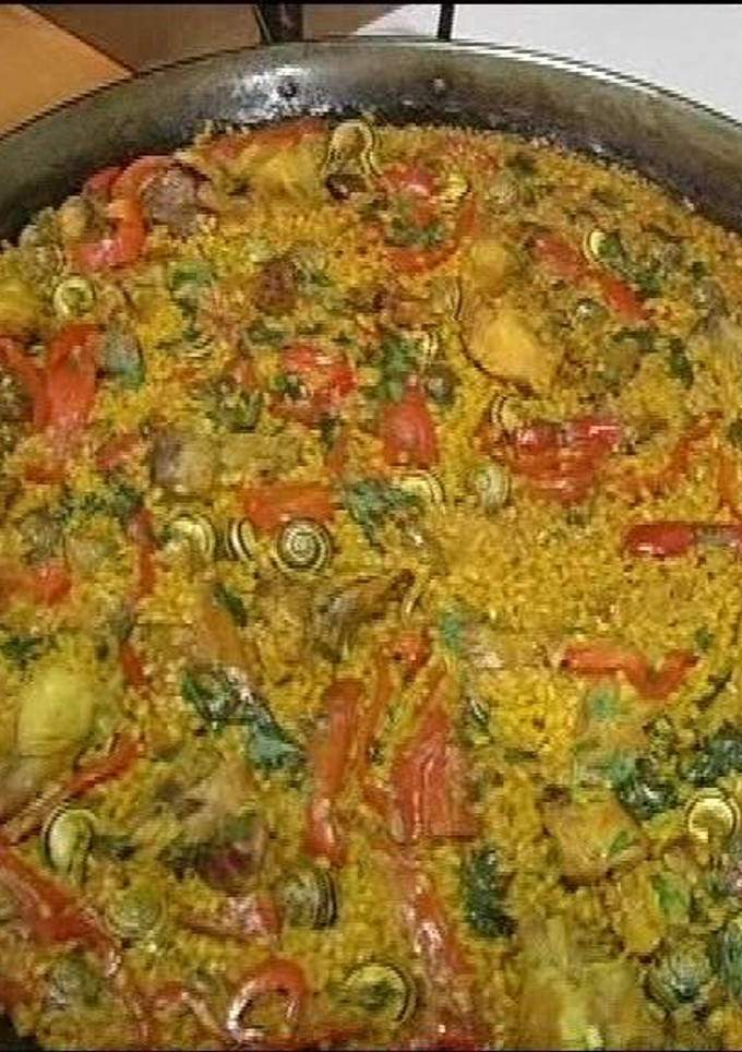 Una foto de 🇪🇸 Paella de arroz con conejo y caracoles 🇪🇸