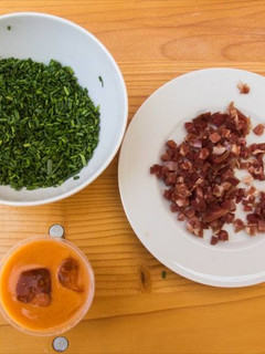 Una foto de Gazpacho andaluz con batidora