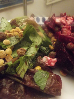 Una foto de Ensalada de betarragas rellenas