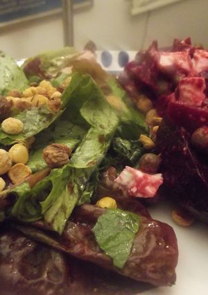 Una foto de Ensalada de betarragas rellenas