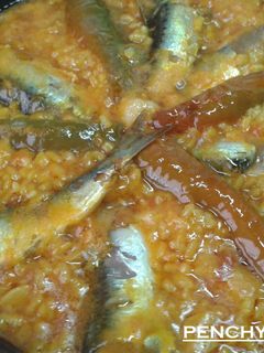Una foto de Paella de sardinas melosa