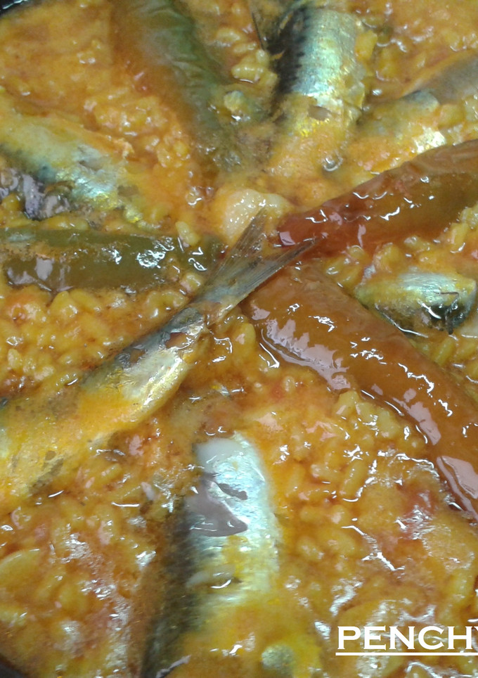 Una foto de Paella de sardinas melosa