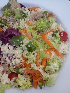 Una foto de Ensalada de verano rápida con cous cous, atún y brócoli