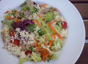 Una foto de Ensalada de verano rápida con cous cous, atún y brócoli