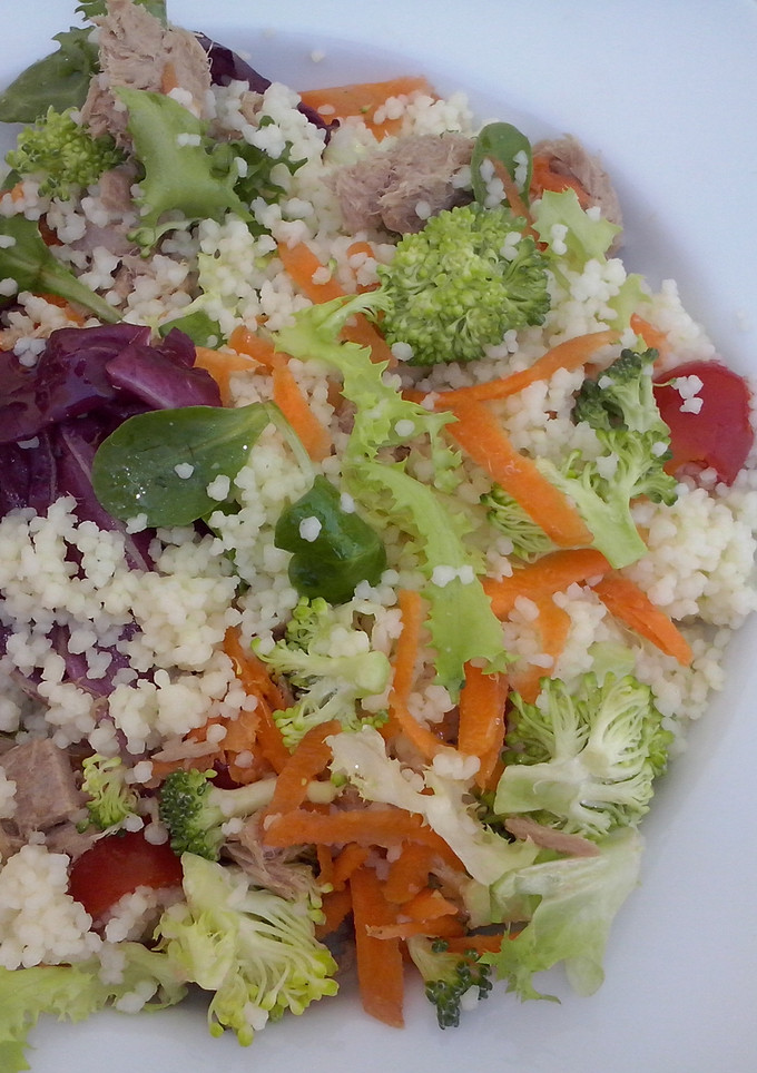 Una foto de Ensalada de verano rápida con cous cous, atún y brócoli