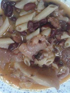 Una foto de Olla de oreja y rabos de cerdo salados con judías rojas