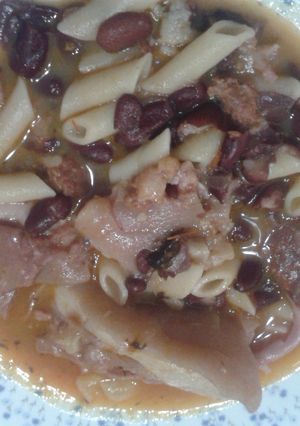 Una foto de Olla de oreja y rabos de cerdo salados con judías rojas