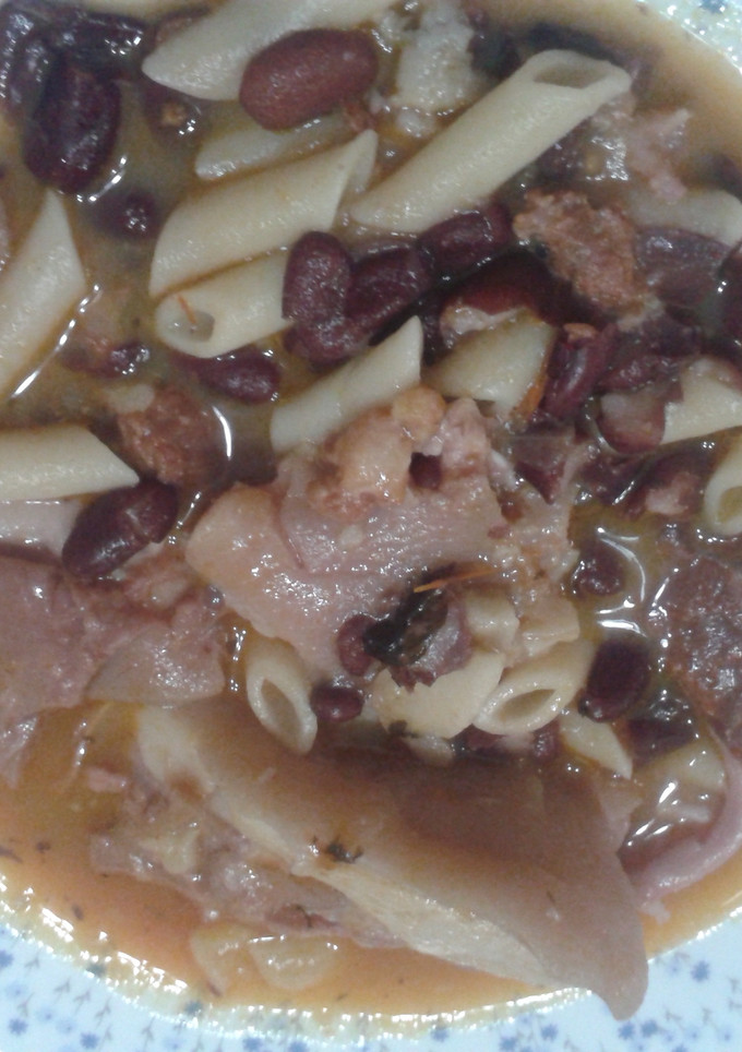 Una foto de Olla de oreja y rabos de cerdo salados con judías rojas