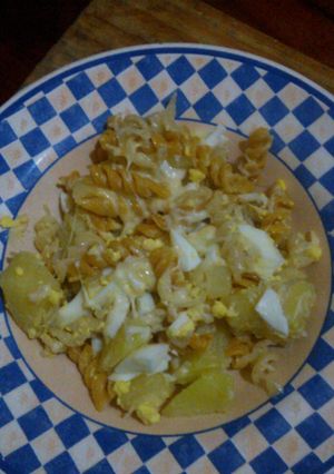 Una foto de Ensalada con restos de papas, queso, huevos y fideos