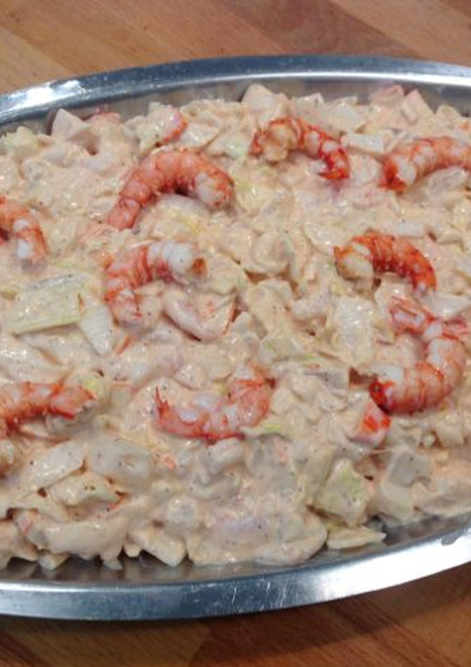Una foto de Ensalada de gambas con salsa rosa