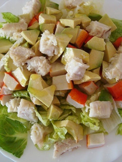 Una foto de Ensalada de aguacate, bocas de mar y mero