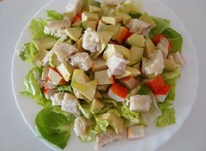 Una foto de Ensalada de aguacate, bocas de mar y mero