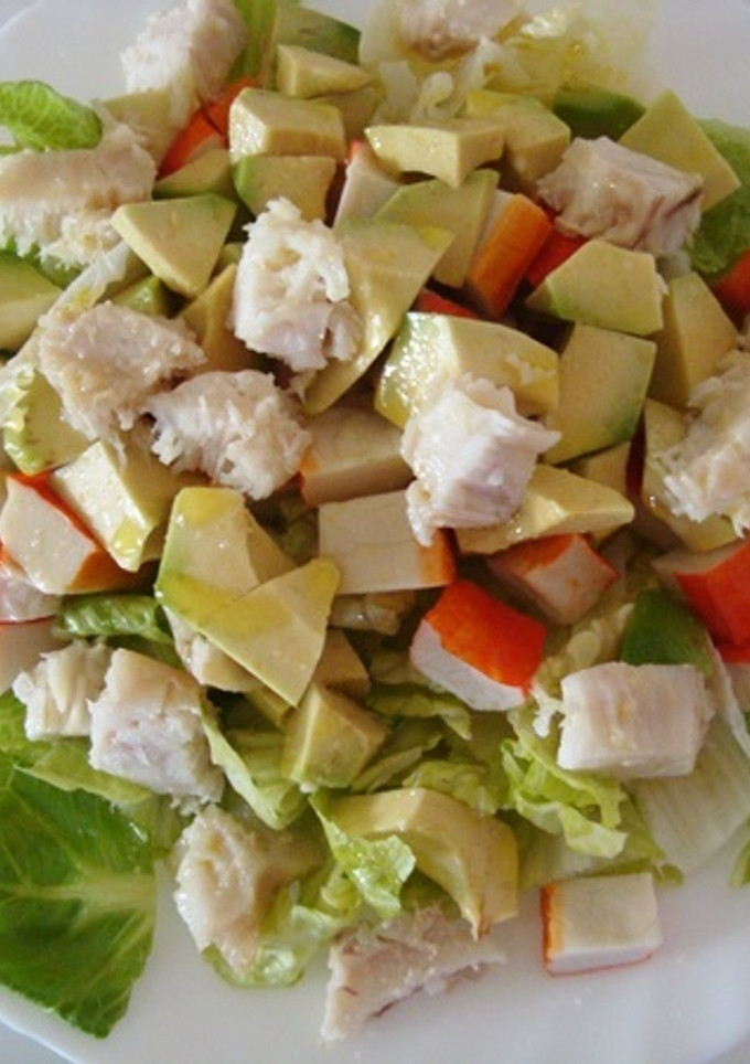 Una foto de Ensalada de aguacate, bocas de mar y mero