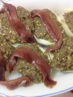 Una foto de Huevos rellenos tapenade AMC