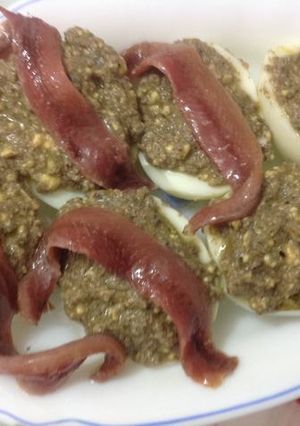 Una foto de Huevos rellenos tapenade AMC