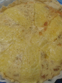 Una foto de Quiche de atún asalmonado con queso cheddar