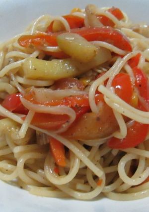 Una foto de Espaguetis y vegetales salteados