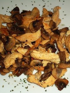 Una foto de Champiñones Con Pollo Salteados