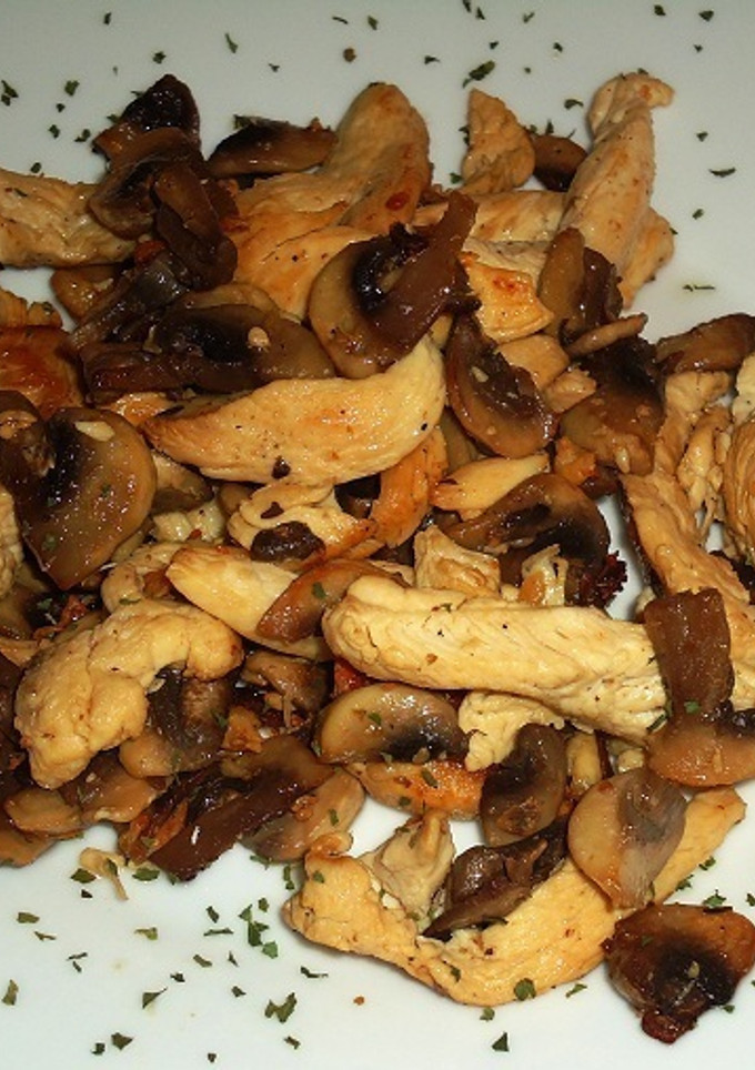 Una foto de Champiñones Con Pollo Salteados
