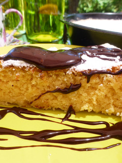 Una foto de Tarta de almendra con chocolate de licor de cerezas