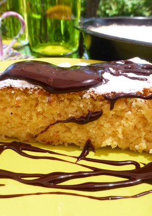 Una foto de Tarta de almendra con chocolate de licor de cerezas