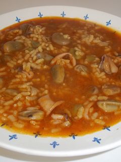 Una foto de Arroz caldoso de calamares y habas