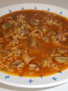 Una foto de Arroz caldoso de calamares y habas