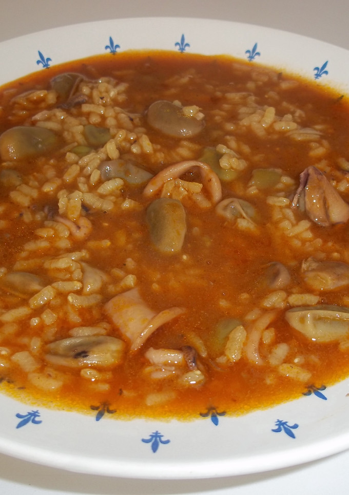 Una foto de Arroz caldoso de calamares y habas