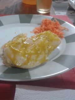 Una foto de Pechuga de pollo con salsa