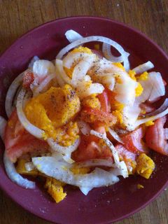 Una foto de Ensalada de anco cebolla y tomate