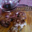 Asado a la parrilla de mollejas de cogote al limón y vino