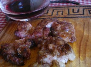 Una foto de Asado a la parrilla de mollejas de cogote al limón y vino 