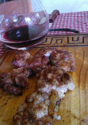 Una foto de Asado a la parrilla de mollejas de cogote al limón y vino 