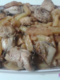 Una foto de Pollo y patatas fritas en adobo fresco al horno