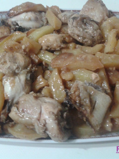 Una foto de Pollo y patatas fritas en adobo fresco al horno