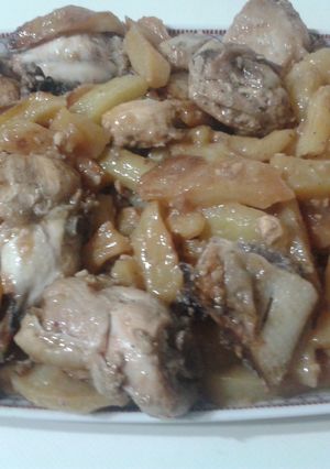 Una foto de Pollo y patatas fritas en adobo fresco al horno
