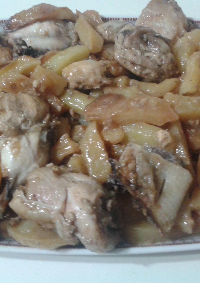 Una foto de Pollo y patatas fritas en adobo fresco al horno