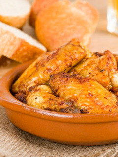 Una foto de Alitas de pollo al ajillo con tomates secos