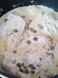 Una foto de Pechuga de pollo con alcaparras