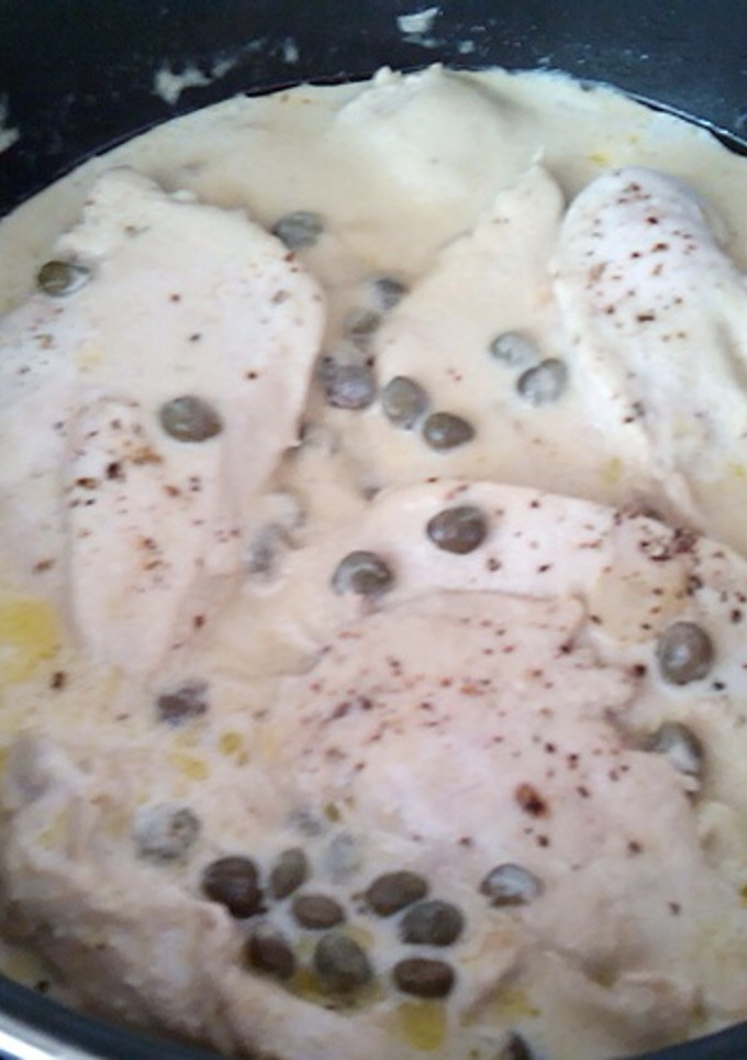 Una foto de Pechuga de pollo con alcaparras