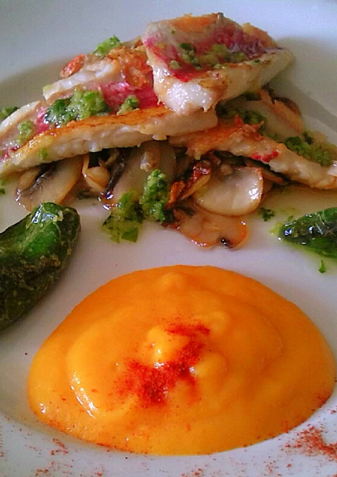 Una foto de Filetes de salmonete al ajillo