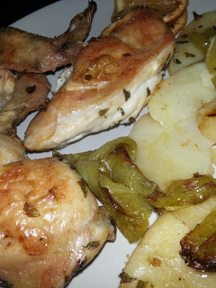 Una foto de Pollo al horno con limón y pimientos