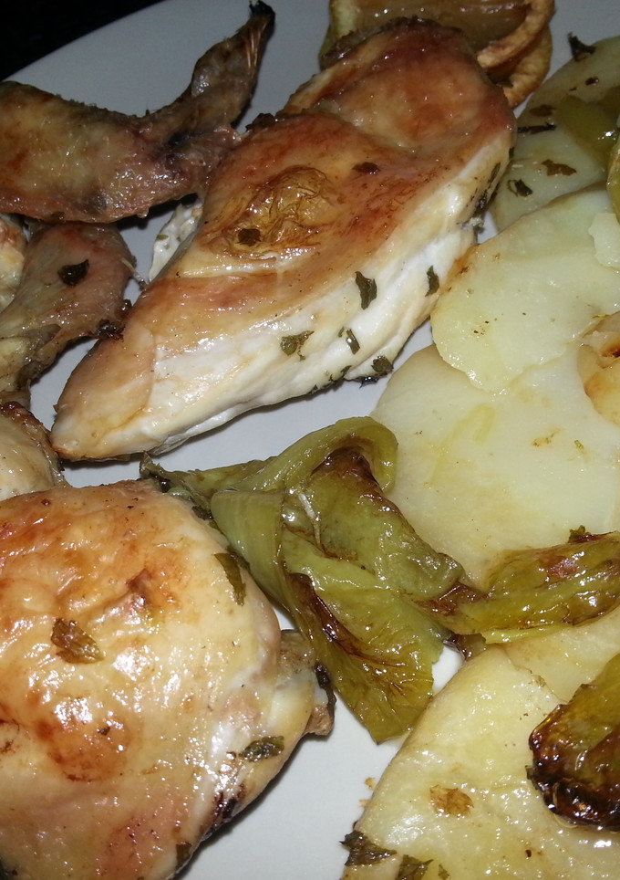 Una foto de Pollo al horno con limón y pimientos