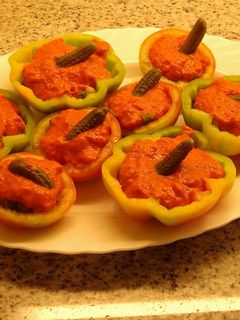 Una foto de Tomates de Montserrat rellenos de mousse de atún y pimientos escalibados