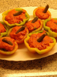 Una foto de Tomates de Montserrat rellenos de mousse de atún y pimientos escalibados