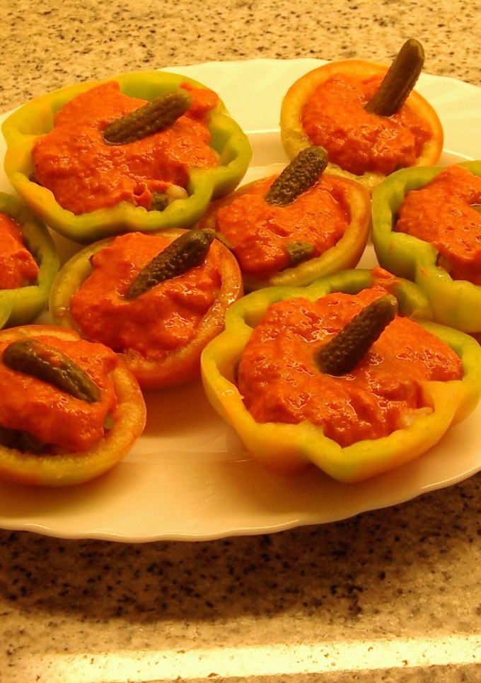 Una foto de Tomates de Montserrat rellenos de mousse de atún y pimientos escalibados