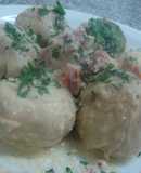 Gnochis de papa rellenos de mozzarella, crema de ajos y jamón crudo