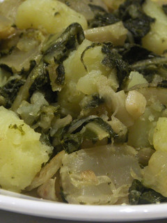 Una foto de Patatas vestidas de acelgas y ajetes